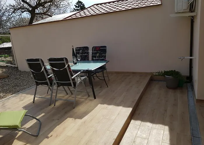 Apartman S Vinnym Sklepem Viktorie Pouzdrany