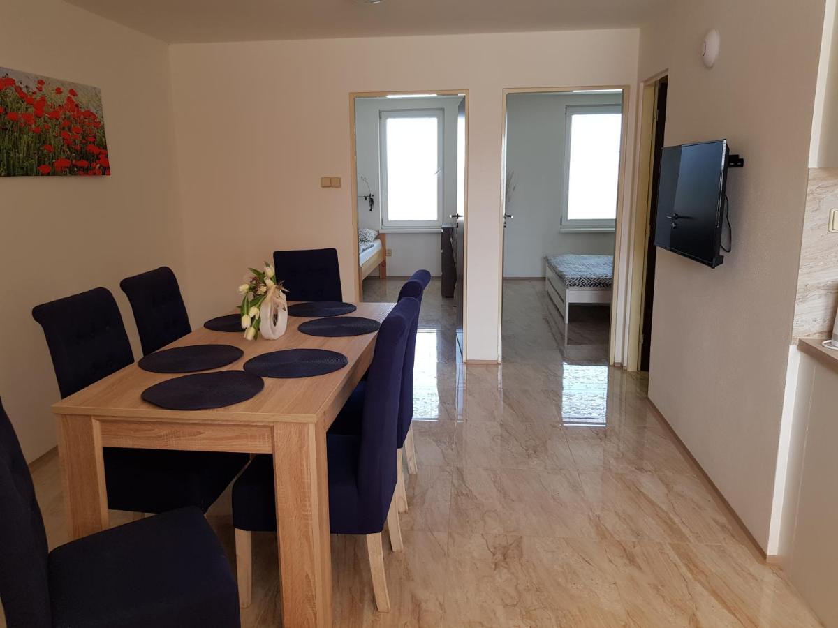 S Vinnym Sklepem Viktorie Apartment Pouzdrany