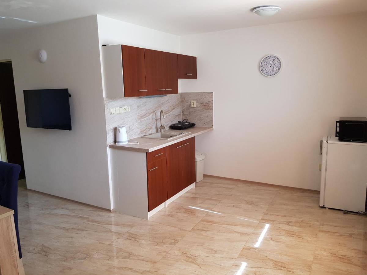 S Vinnym Sklepem Viktorie Apartment Pouzdrany