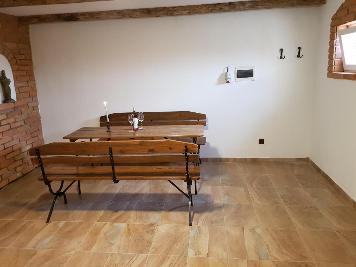 S Vinnym Sklepem Viktorie Apartment Pouzdrany