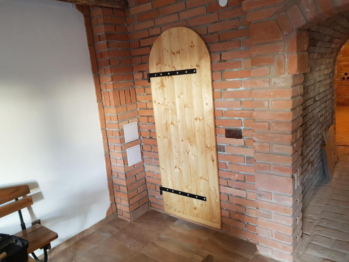 S Vinnym Sklepem Viktorie Pouzdrany