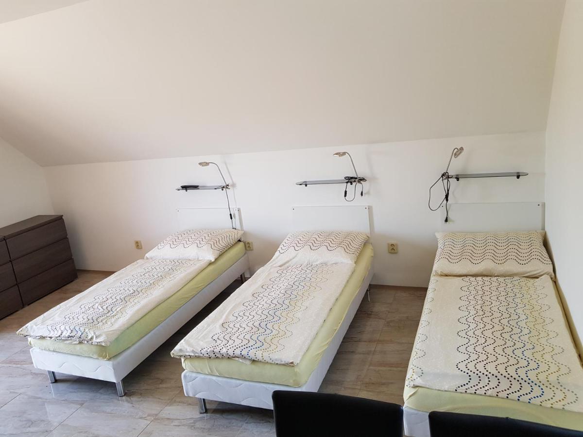 S Vinnym Sklepem Viktorie Apartment Pouzdrany
