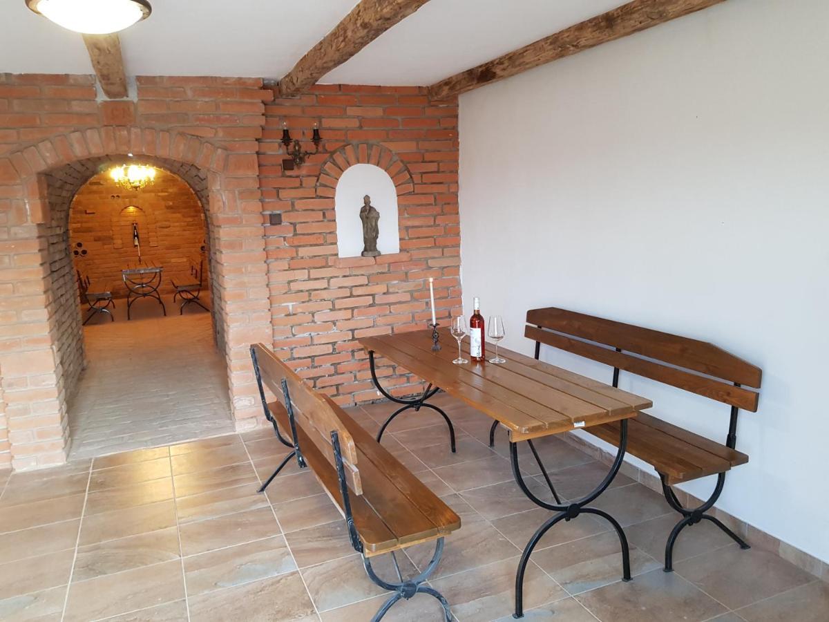 S Vinnym Sklepem Viktorie Apartment