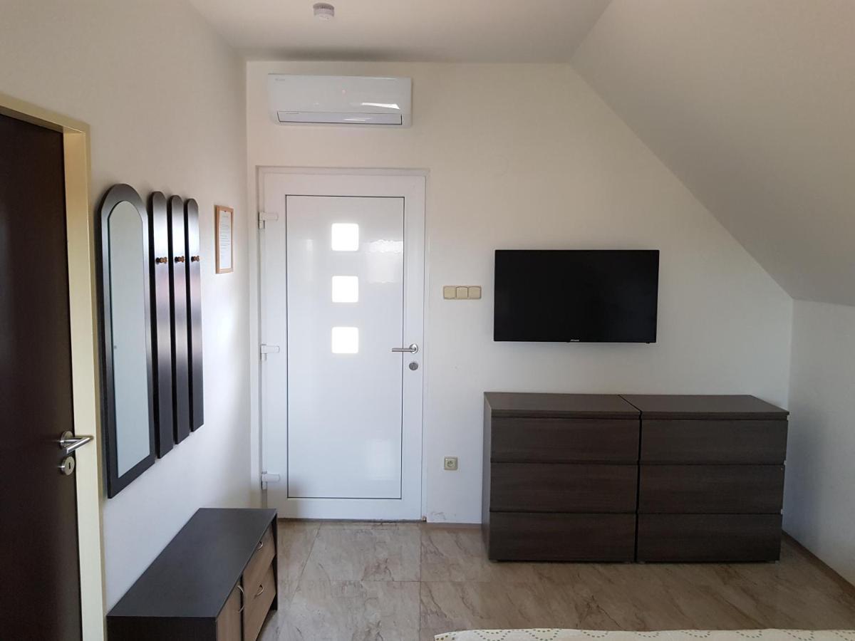 S Vinnym Sklepem Viktorie Apartment Pouzdrany